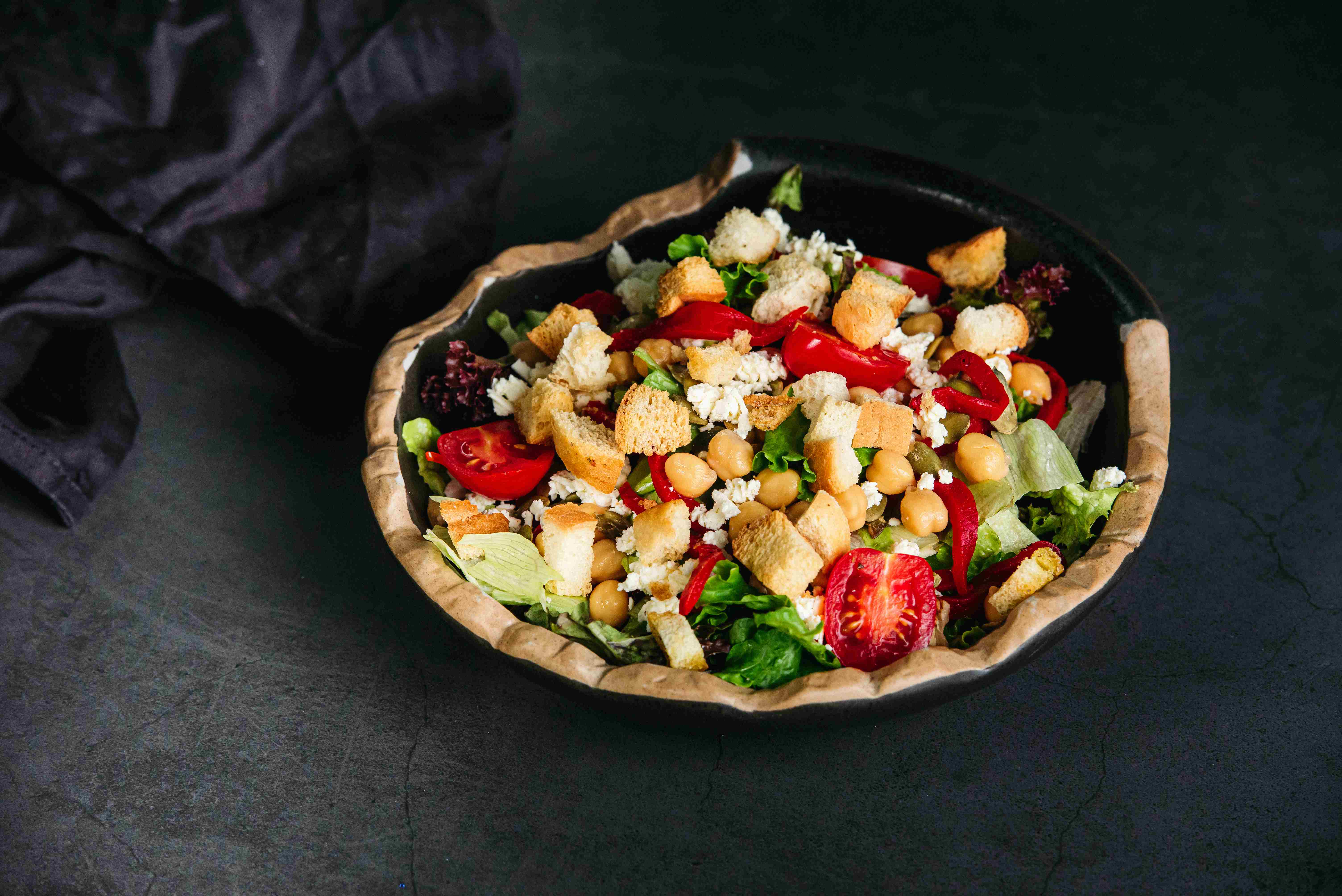 Farmer’s Salad: Salata mix, ardei kapia copt, dressing lamaie, telemea de vaca, rosii, naut, mix de seminte.